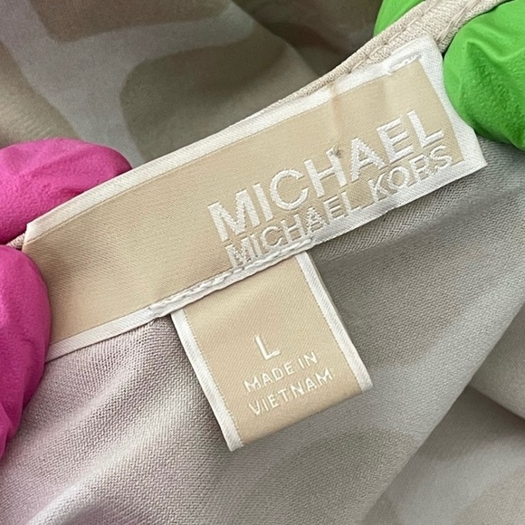 Michael Kors V-Neck Giraffe Print Flowy Top with Gold Zipper - Picture 6 of 6